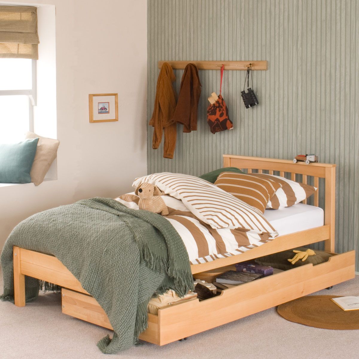 Under bed trundle storage